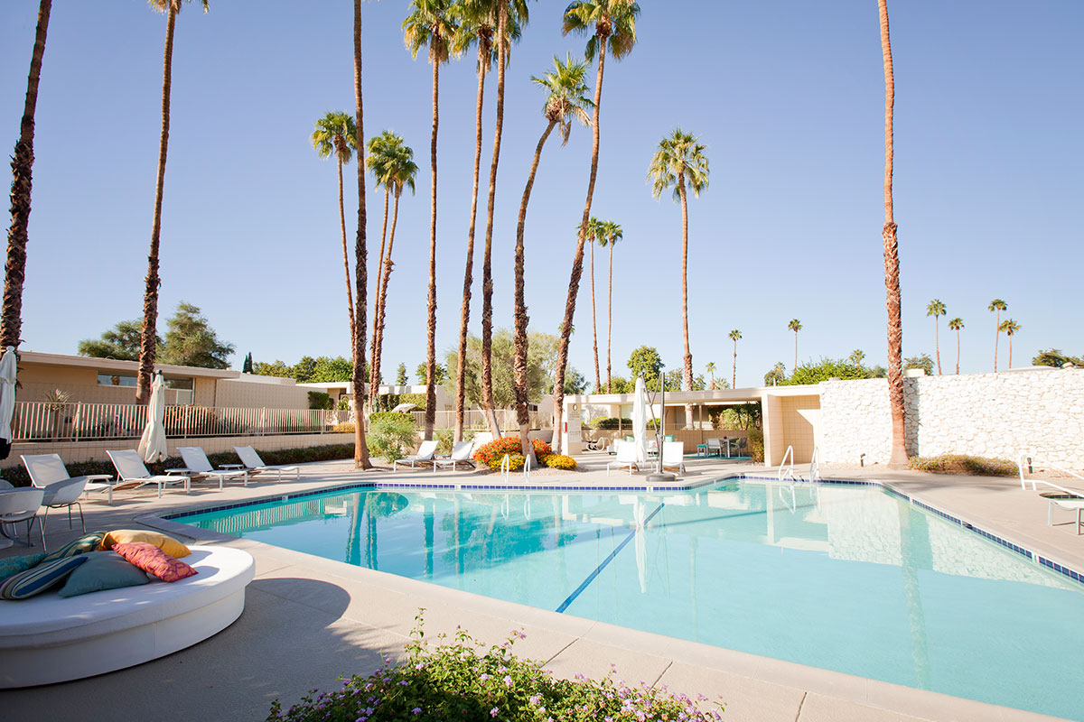 15 Desert Lakes, a private and chic mid century modern condo